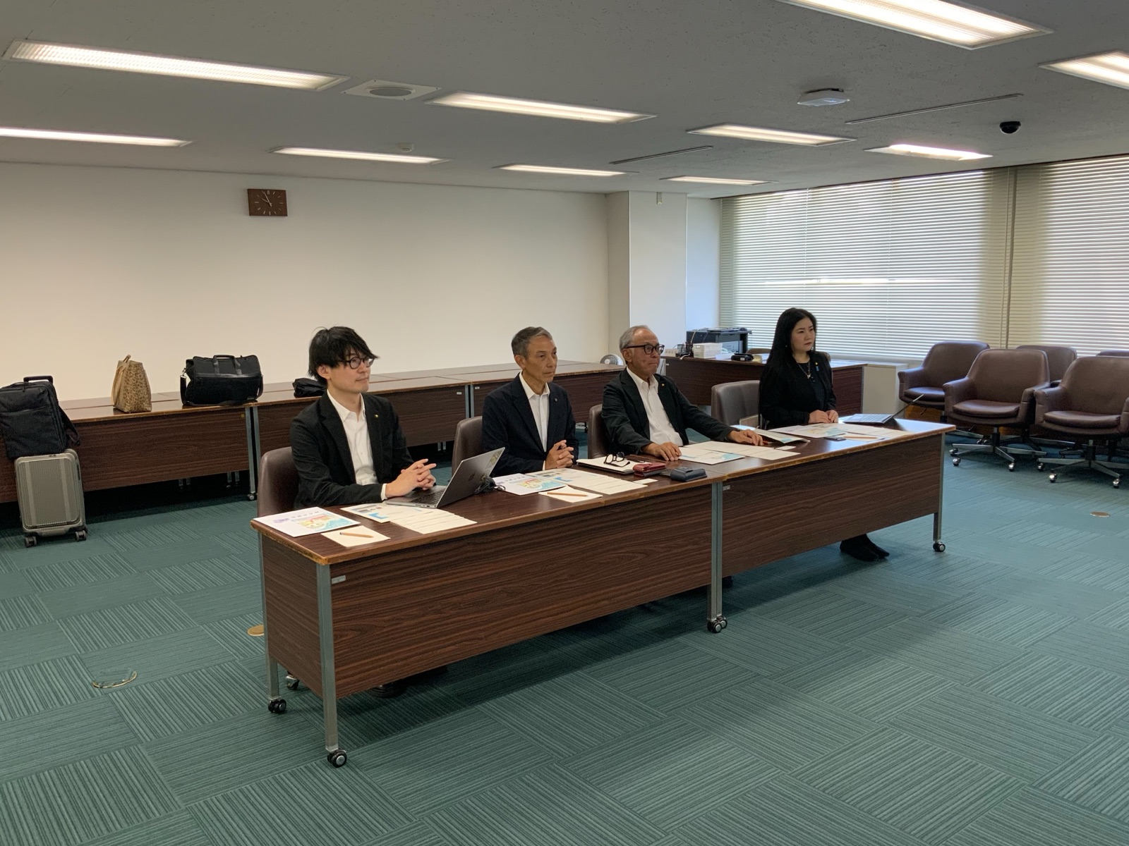 枚方市議会の会議室で説明を受ける創政MISATOの議員