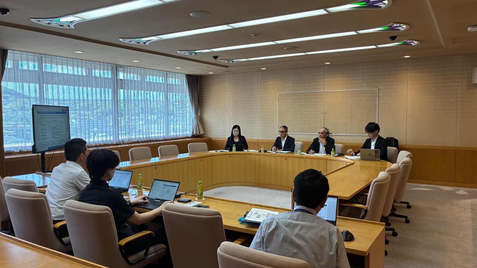 川西市役所の委員会室で説明を受ける創政MISATOの議員