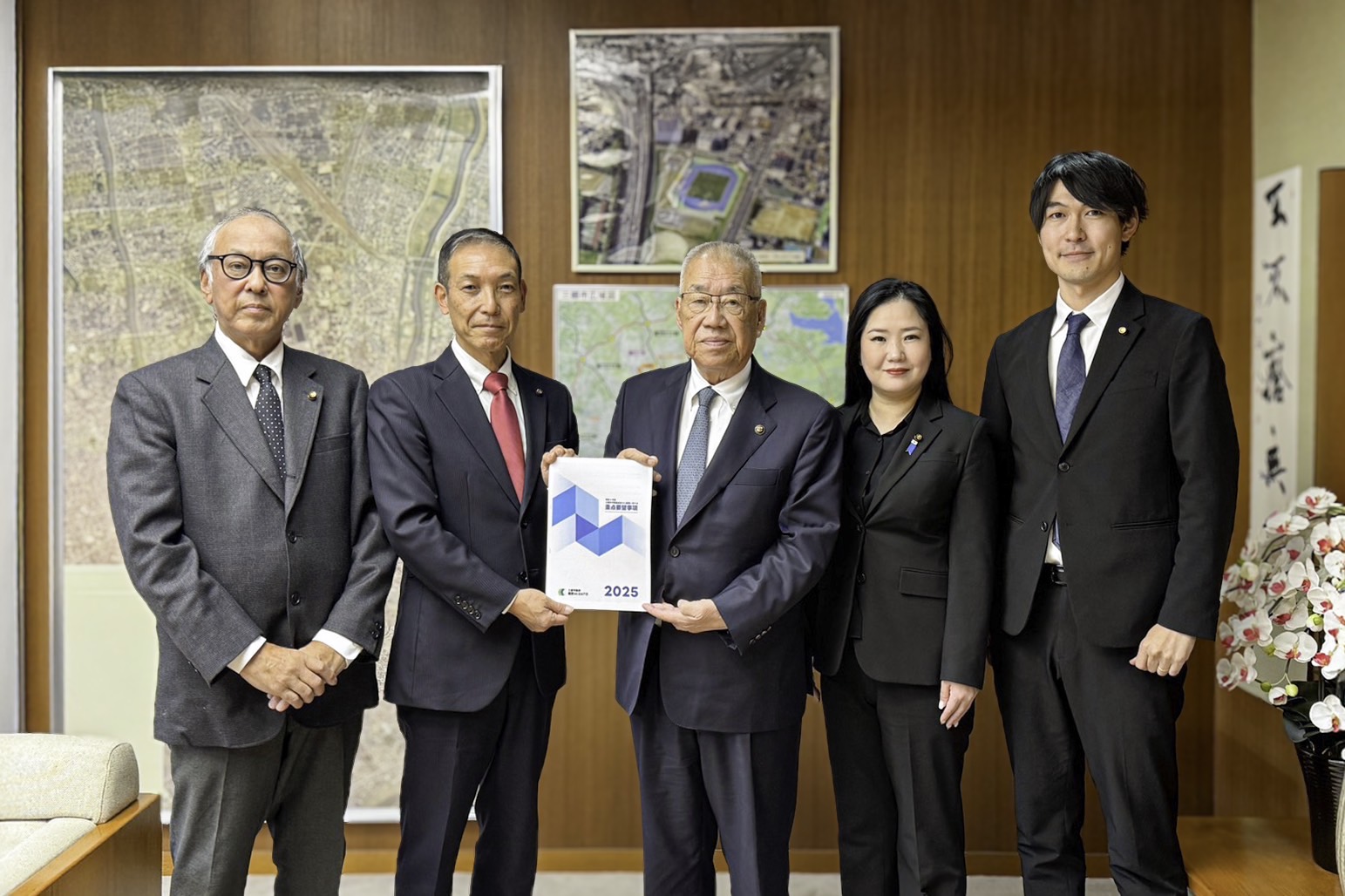 創政MISATOが三郷市長に令和8年度重点要望事項を提出する様子
