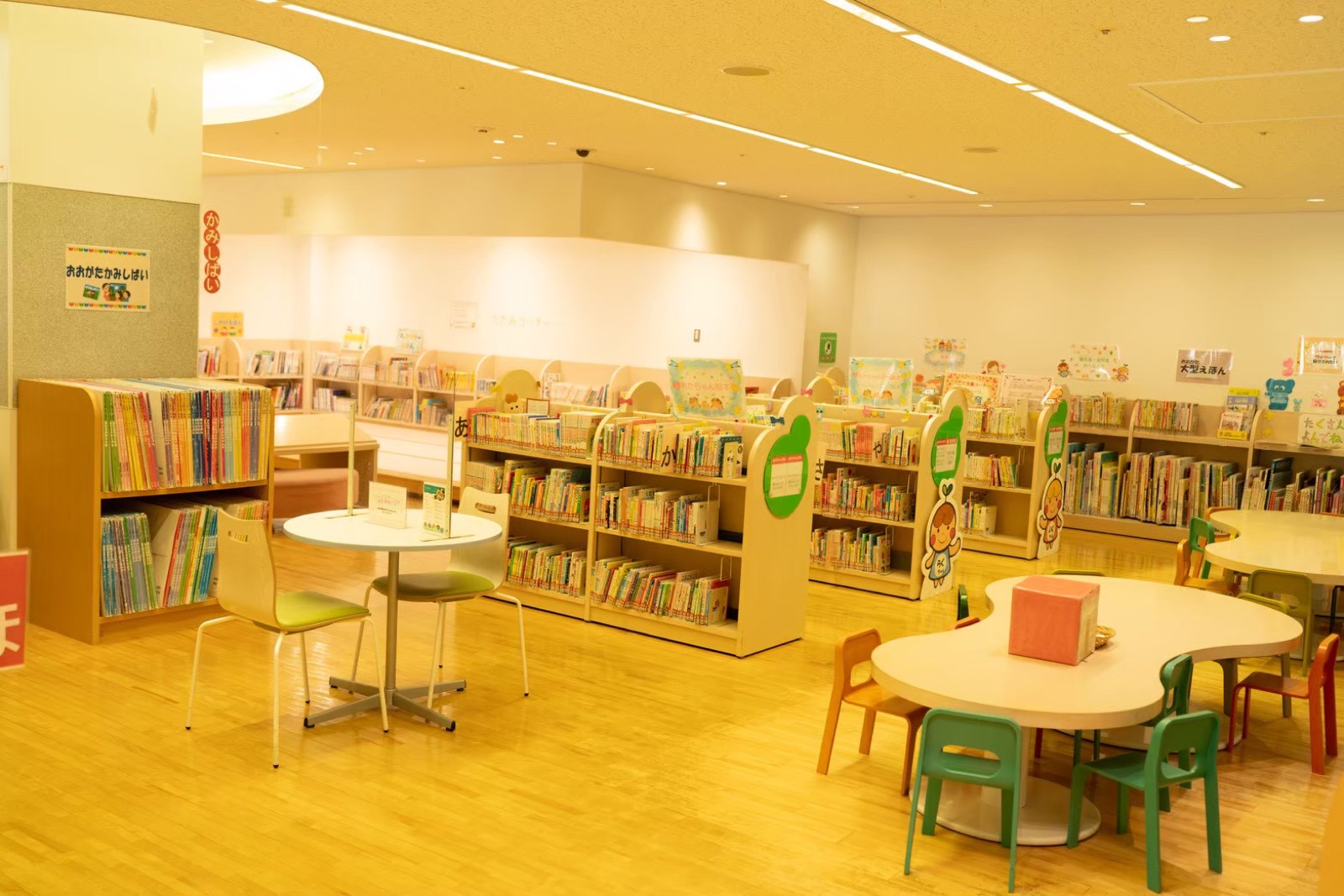徳島市立図書館の児童書コーナー